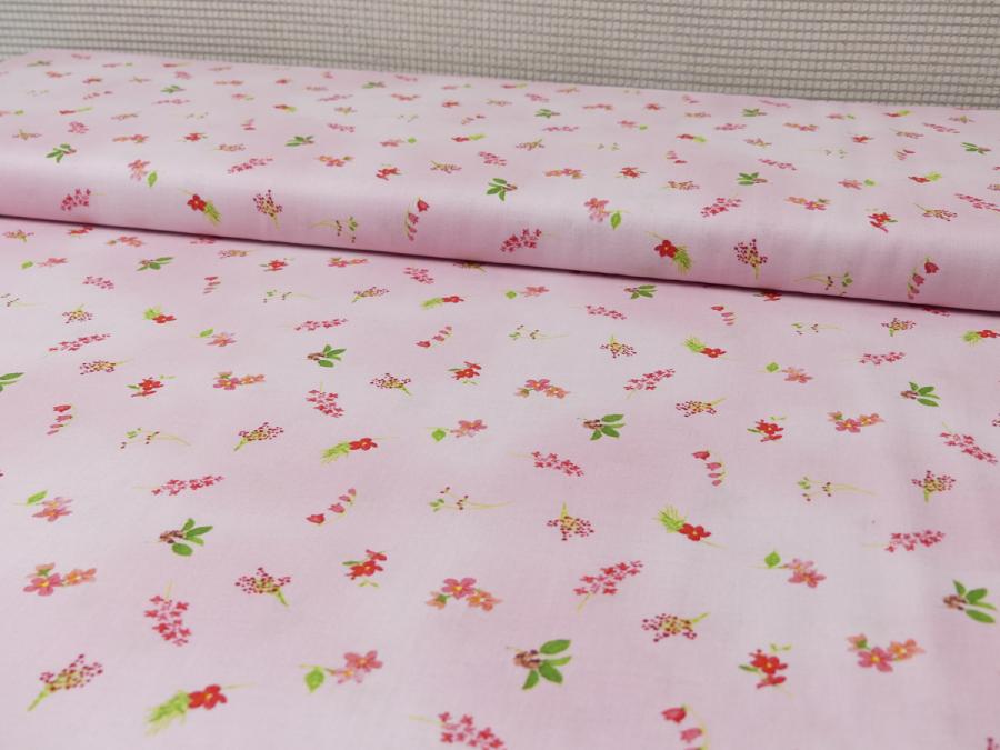 Preview: Patchworkstoff aus der Kollektion Flowershop von Clothworks rosa mit kleinen Blüten in pink rot